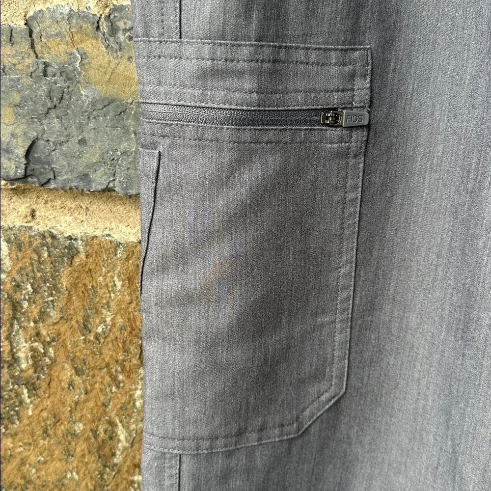 Figs Men's 'Cairo' Cargo Scrub Pants in 'Graphite' Gray/Green Size Large